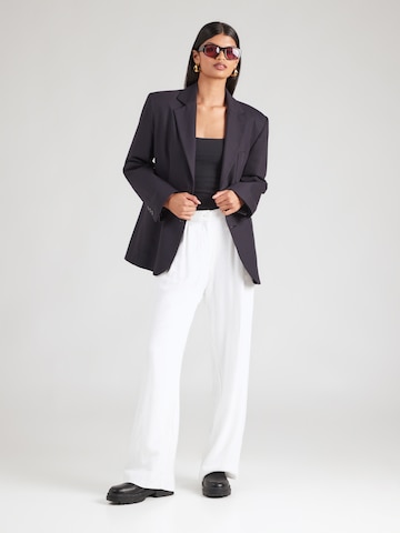 balts Abercrombie & Fitch Vaļīgs piegriezums Klasiskas bikses 'SLOANE'