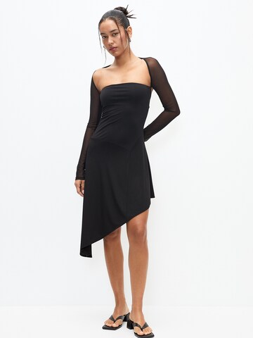 Rochie de la Pull&Bear pe negru: față