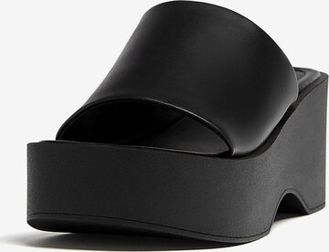 Pull&Bear Pantolette in Schwarz: predná strana