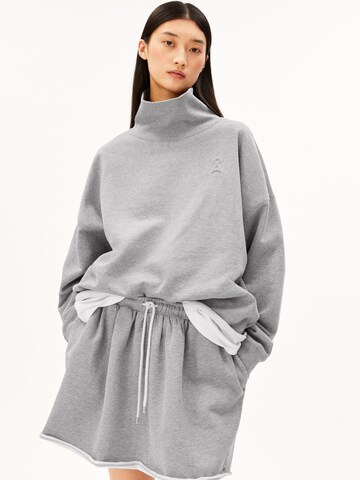 ARMEDANGELS Sweatshirt in Grey: front
