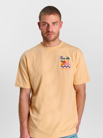 Le Temps Des Cerises Shirt in Geel: voorkant
