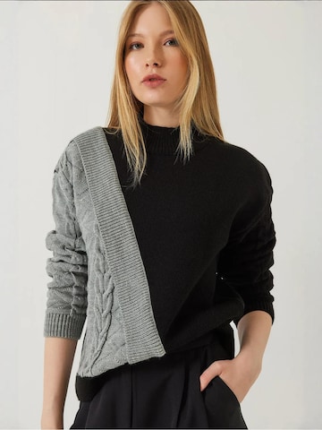 Bianco Lucci Sweater in Grey: front