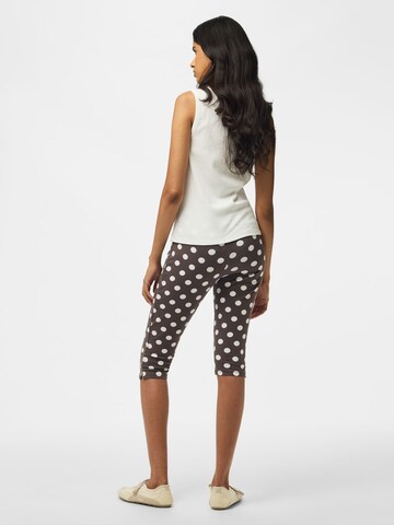PIECES Slimfit Shorts 'PCAlli' in Braun