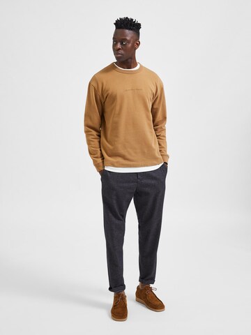 SELECTED HOMME Sweatshirt 'Holger' in Bruin