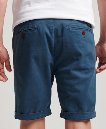 Coupe slim Pantalon chino Superdry en bleu