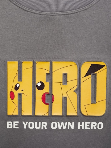 MANGO KIDS Collegepaita 'POKEHERO' värissä harmaa