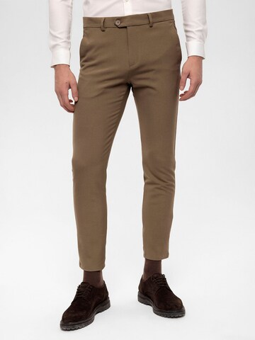 Coupe slim Pantalon Antioch en marron : devant