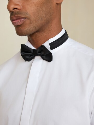 Next Slim Fit Set: Hemd und Fliege in Weiß