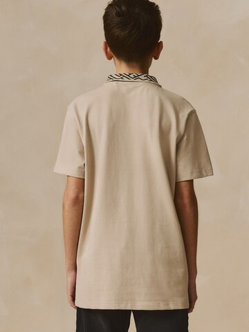 Tricou de la Next pe bej