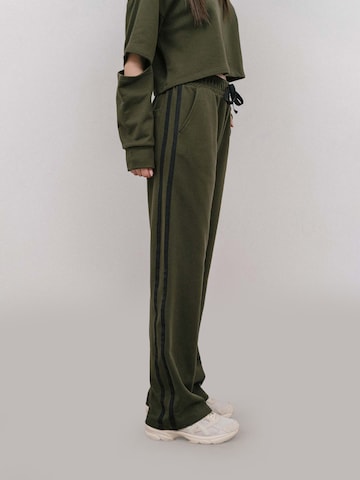 regular Pantaloni di 4TAILORS in verde