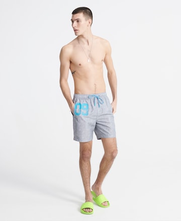 Superdry Regular Badeshorts in Grau