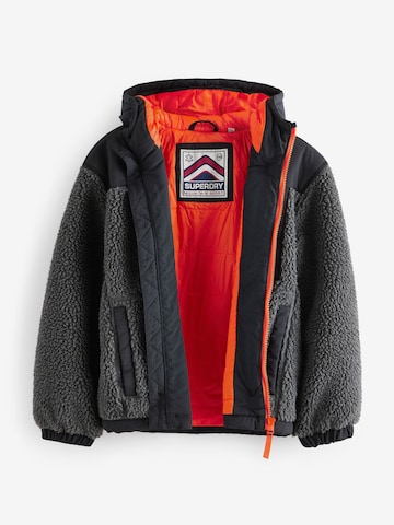 Superdry Välikausitakki värissä musta