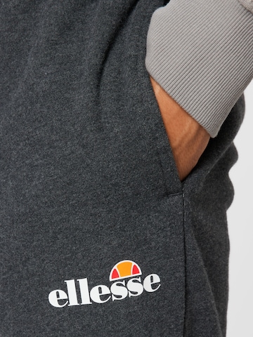 ELLESSE - Tapered Pantalón en gris