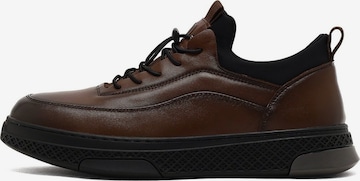 Chaussure de sport à lacets Derimod en marron : devant