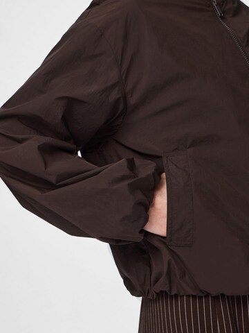 Veste mi-saison 'PCMilly' PIECES en marron