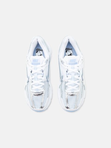 balts Nike Sportswear Zemie brīvā laika apavi 'Zoom Vomero 5'