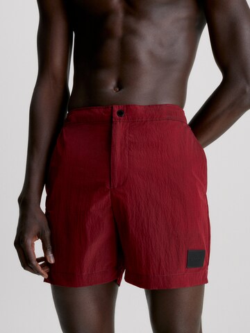Calvin Klein Swimwear Badeshorts in Rot: Vorderseite