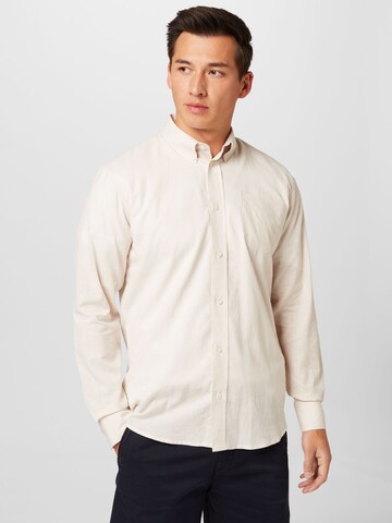 By Garment Makers - Ajuste regular Camisa 'Vencel' en beige: frente