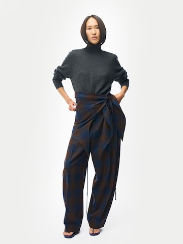 GOBI Cashmere Tröja 'Cropped High-Neck Cashmere Sweater' i grå