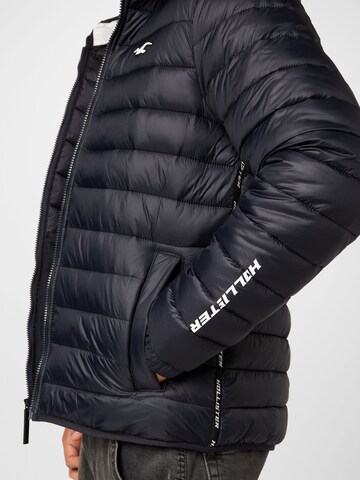 HOLLISTER Jacke in Schwarz