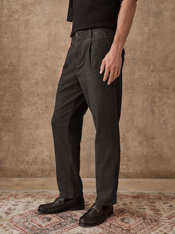 Next - Regular Calças com pregas em castanho