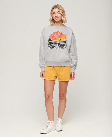 Sweat-shirt 'Travel Souvenir' Superdry en gris