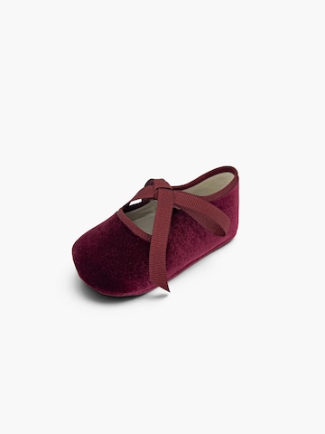 Ballerina di Pisamonas in rosso: frontale