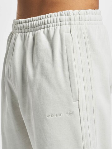 Effilé Pantalon 'Reveal Essentials' ADIDAS ORIGINALS en blanc