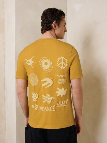 Next T-Shirt in Gelb: Vorderseite