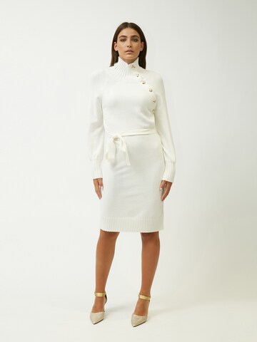 Abito in maglia di Influencer in bianco