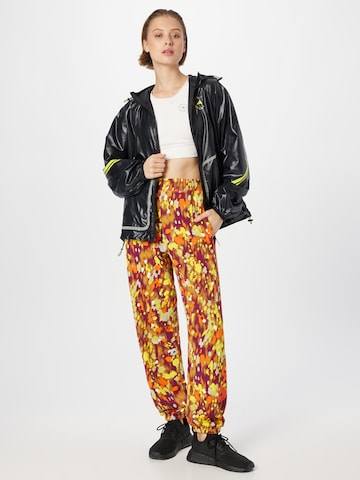 ADIDAS BY STELLA MCCARTNEYTapered Sportske hlače 'Floral Printed ' - narančasta boja