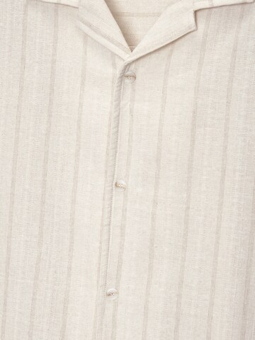 Fit confort Chemise Pull&Bear en blanc
