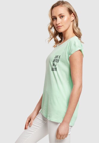 Merchcode T-Shirt 'Life Is Better' in Grün