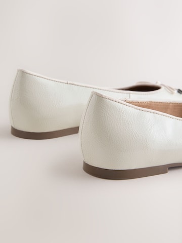 Ballerina con cinturino 'Forever Comfort®' di Next in bianco
