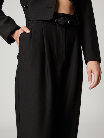 Guido Maria Kretschmer Women - Bootcut Pantalón plisado 'Monique' en negro