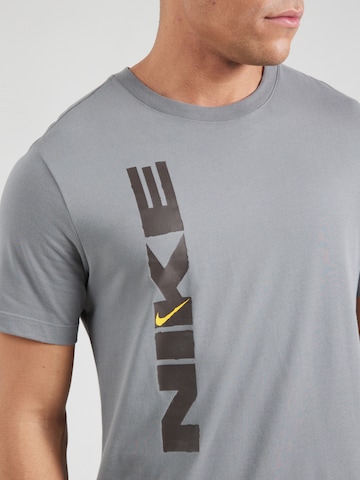 Maglia funzionale di NIKE in grigio