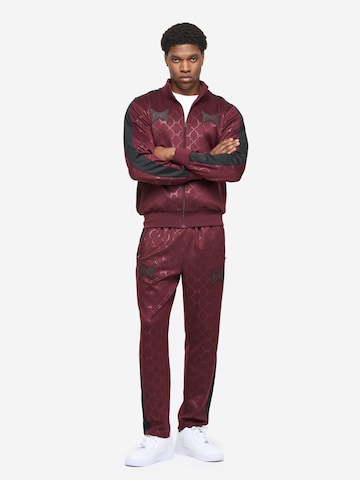 Tapout Treenipuku 'Punkass Track' värissä punainen