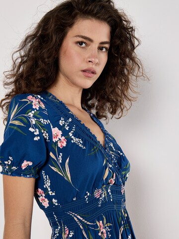 Apricot Kleid in Blau