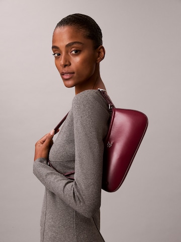 Calvin Klein Наплечная сумка в Красный