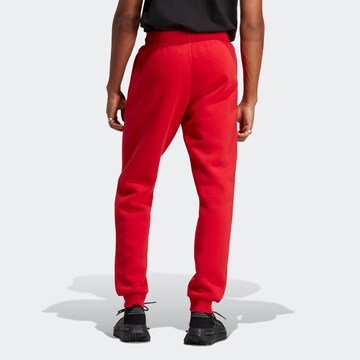 ADIDAS ORIGINALS - Tapered Calças 'Trefoil Essentials' em vermelho