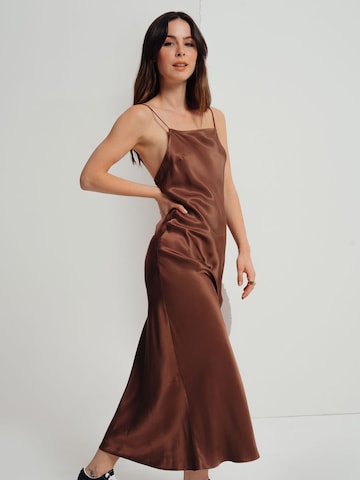 A LOT LESS Dress 'Sharli' in Brown