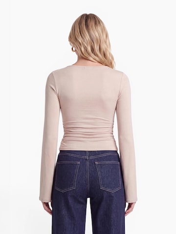 Tricou de la millane pe bej