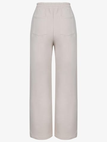 Loosefit Pantalon 'SPODNIE DRESOWE FLOW TAUPE' FEMSSY en beige