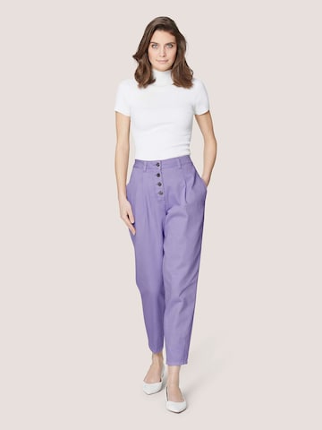 MADELEINE Tapered Jeans in Lila