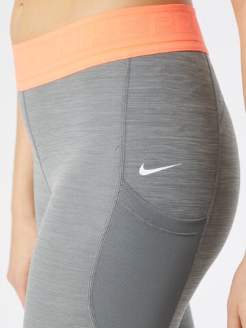 NIKE Skinny Sporthose in Grau