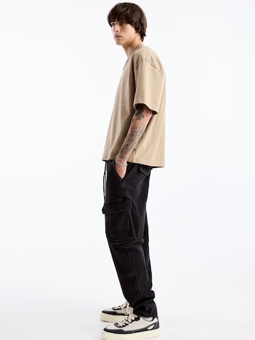 Pull&Bear Дънки Tapered Leg Карго дънки в черно