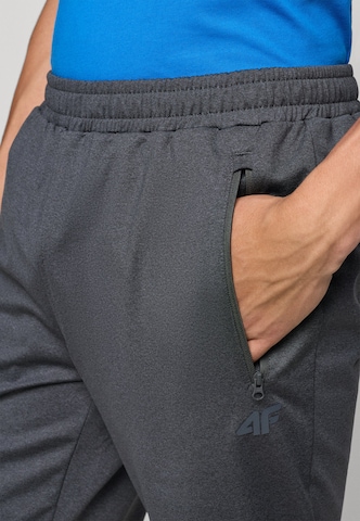 Tapered Pantaloni sportivi di 4F in grigio