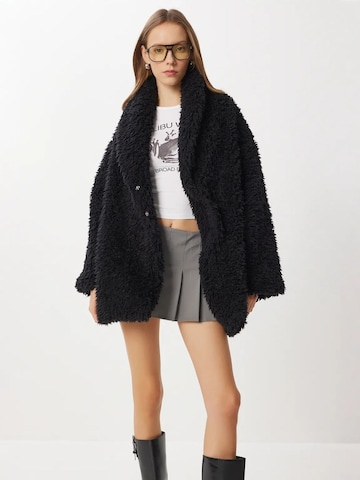 Happiness İstanbul Mantel in Schwarz: Vorderseite