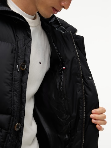 juoda Tommy Jeans Demisezoninė parka