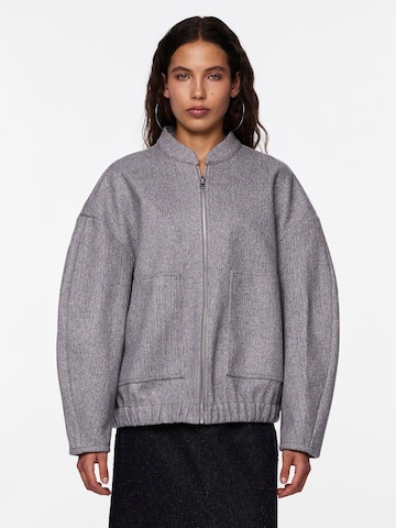 PIECES Between-season jacket 'PCDEBBIE' in Grey: front